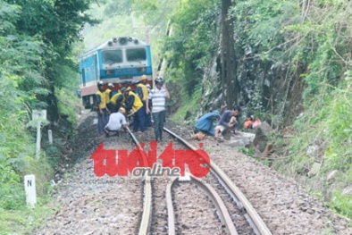 Đường sắt Bắc Nam tê liệt vì 1 chiếc xe máy